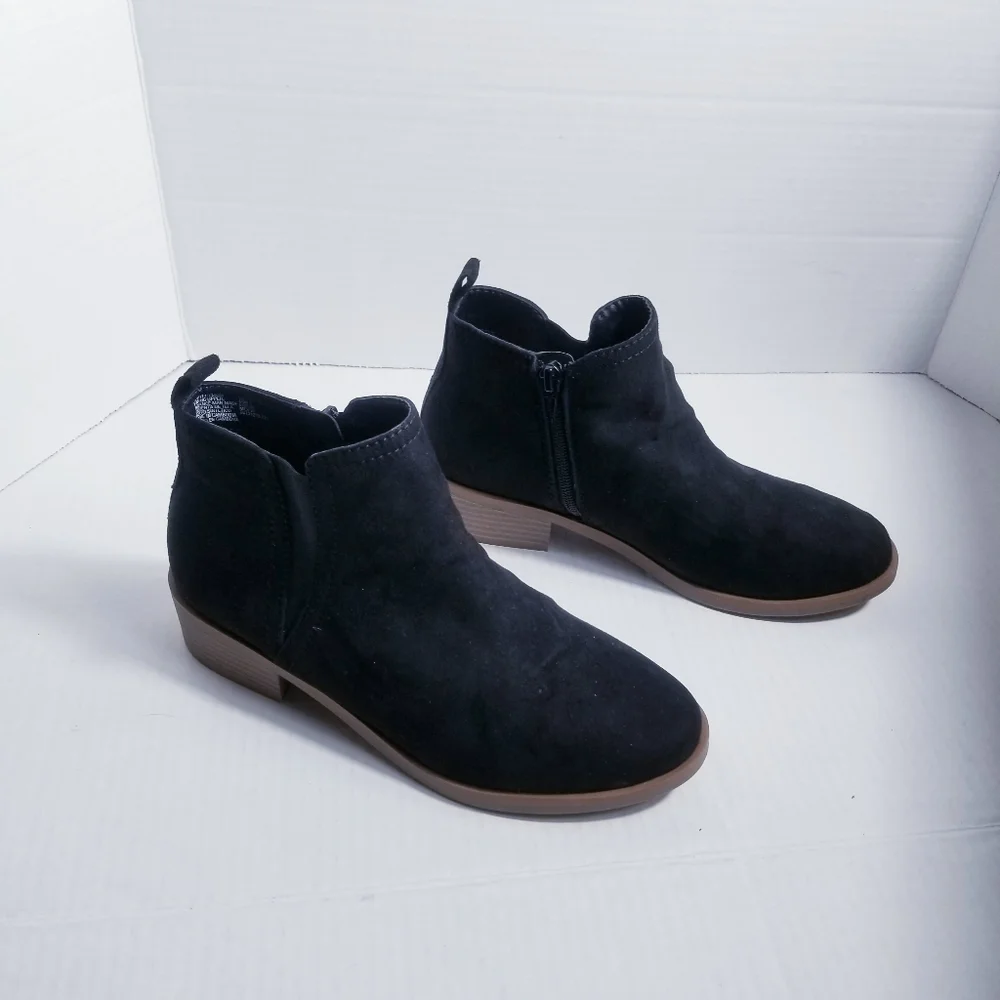 TIME AND TRU BLACK HEELED ANKLE BOOTS WITH BROWN SOLES SIZE 7
